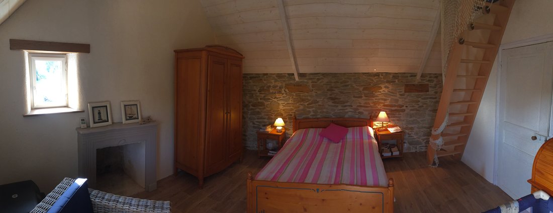 Une des 2 chambres du gite bleu Kivu et accès au lit cabane - "les gîtes bleus"