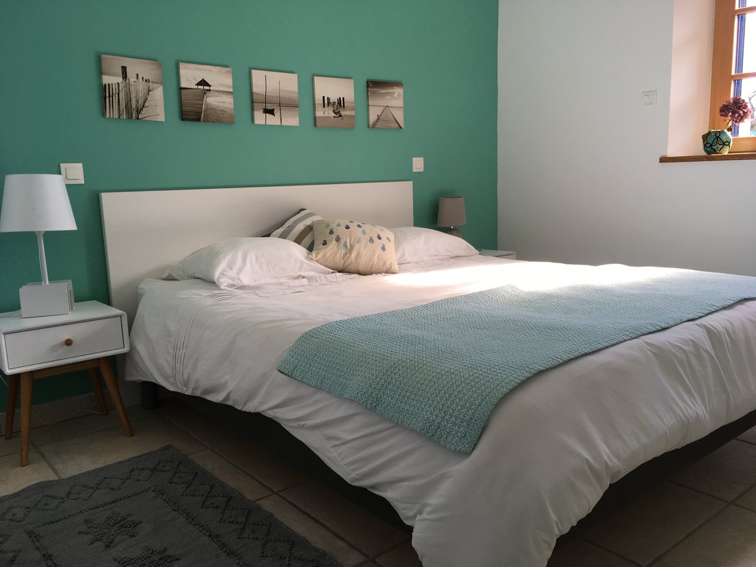 Une des 3 chambres du gite bleu turquoise en RdC - Gite de France - "les gites bleus"