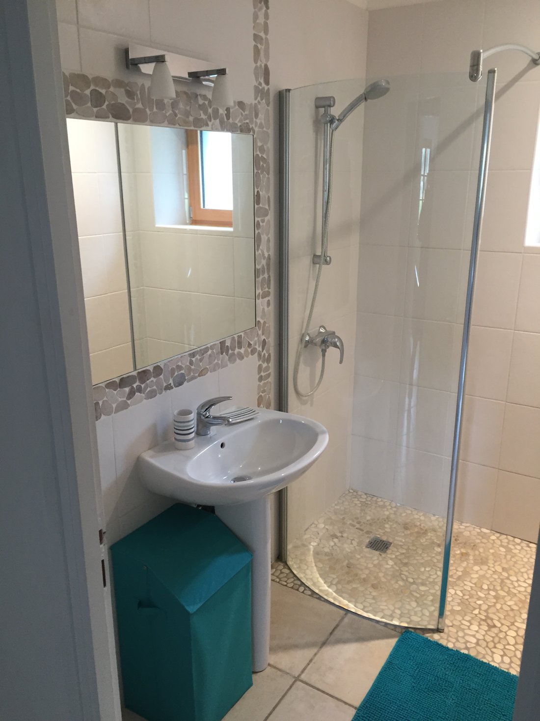 Douche du gite bleu turquoise - Gite de France - "les gites bleus"